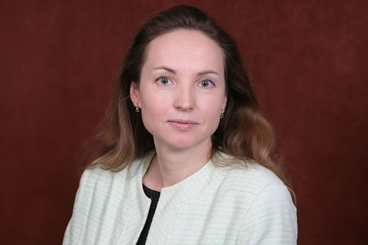 Headshot of Dina Vyortkina